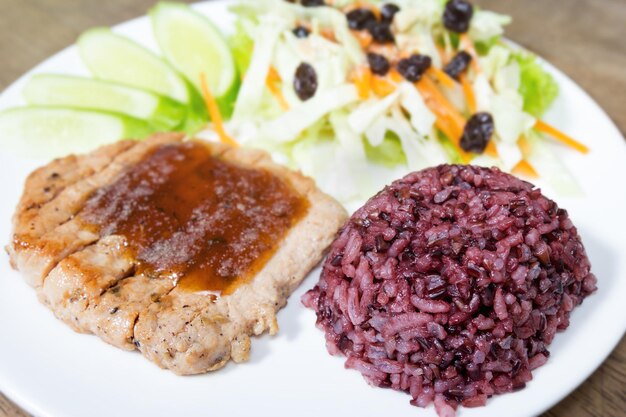 arroz de jazmín cocido con bistec