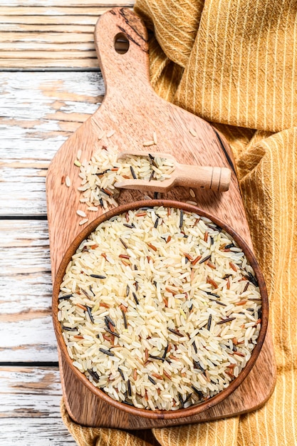 Arroz jazmín, integral, rojo y negro en un bol