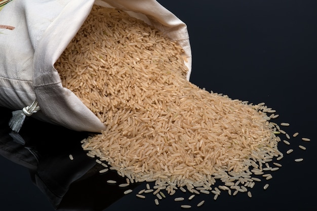 Foto arroz de jazmín marrón