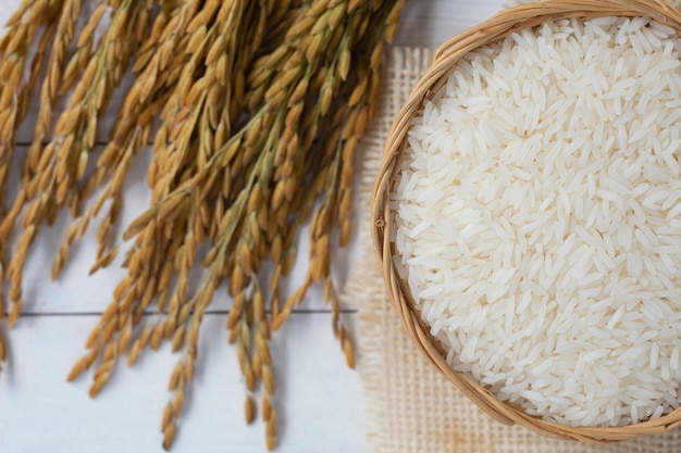 Arroz jazmín tailandés en un tazón de madera