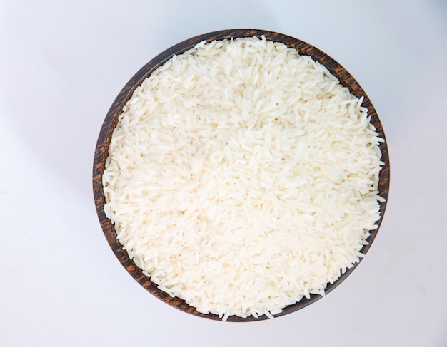 Foto arroz jazmín en tazón de madera