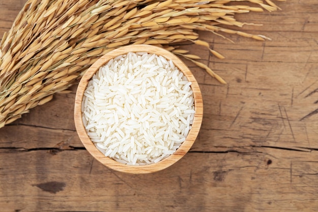 Foto arroz jazmín en un tazón sobre mesa de madera