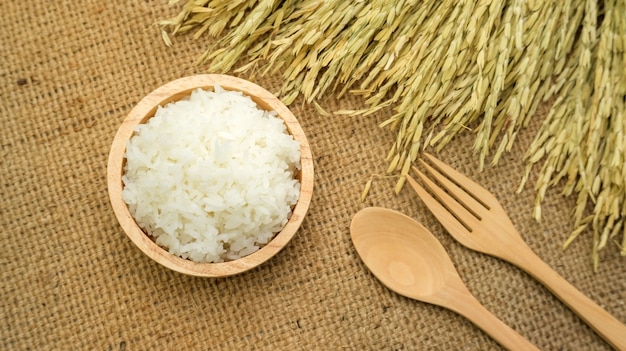 Arroz de jazmín en un tazón sobre una mesa de madera.