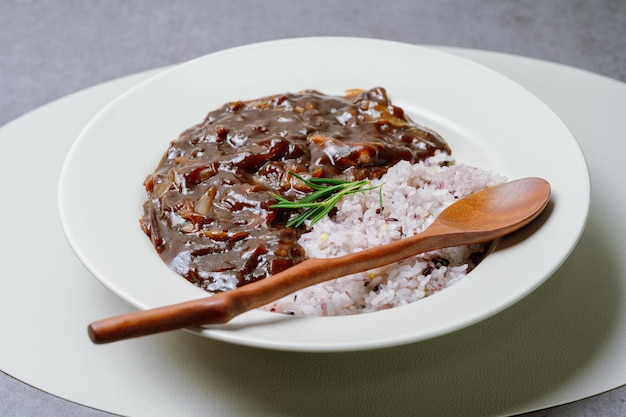 arroz jjajang bap com molho de feijão preto