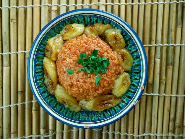 Arroz jollof com banana frita, culinária nigeriana