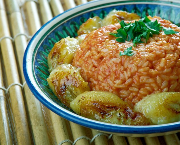 Arroz jollof com banana frita, culinária nigeriana