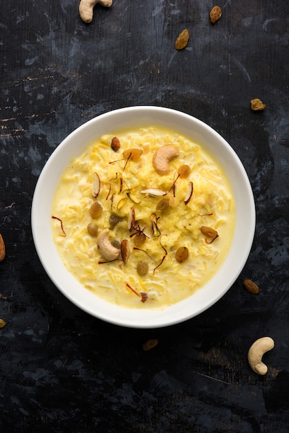 Arroz Kheer ou pudim da Índia, também conhecido como Firnee. servido em uma tigela. Foco seletivo