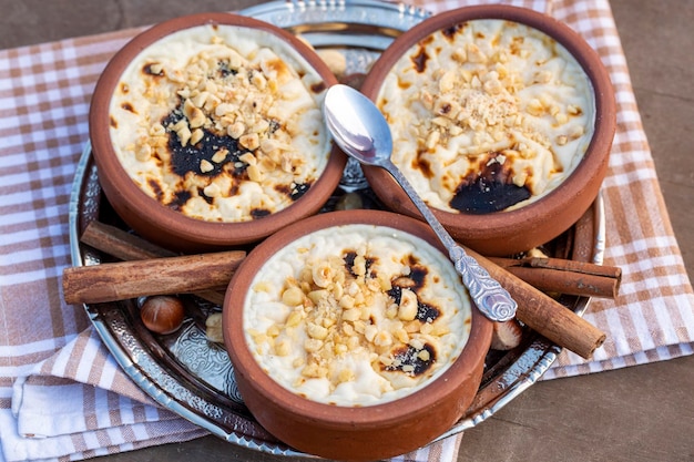 Arroz con leche al horno postre lechoso turco sutlac en cazuela de barro con avellanas