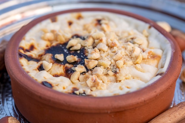 Arroz con leche al horno postre lechoso turco sutlac en cazuela de barro con avellanas