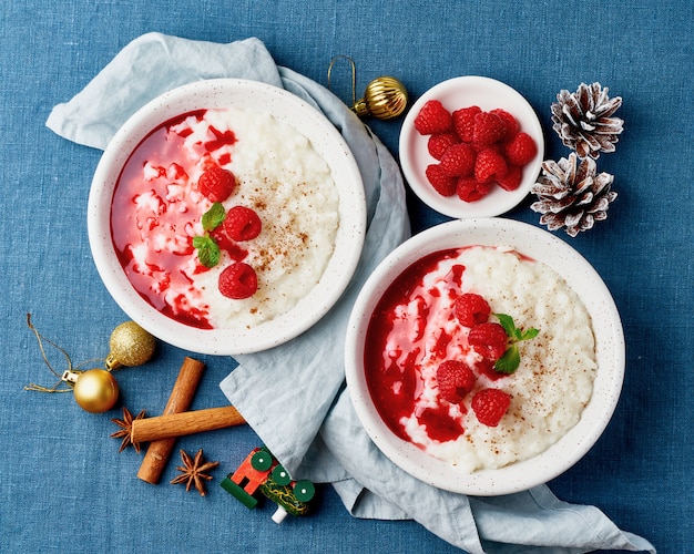 Arroz con leche. Comida navideña. Postre de arroz con leche francesa con frambuesas. Fondo oscuro.