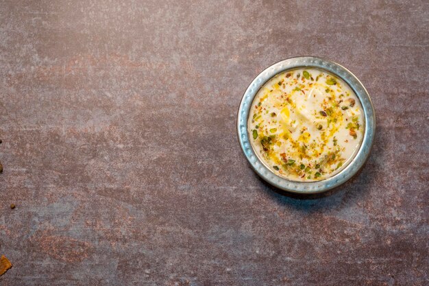 Arroz con leche cremoso también llamado Kheer Payasam Payesh Khir preparado con Basmati chaval