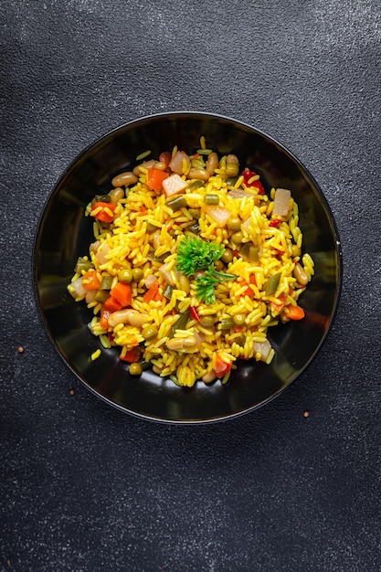 Arroz legumes vegetariano pilaf sem carne refeição saudável comida lanche dieta na mesa cópia espaço