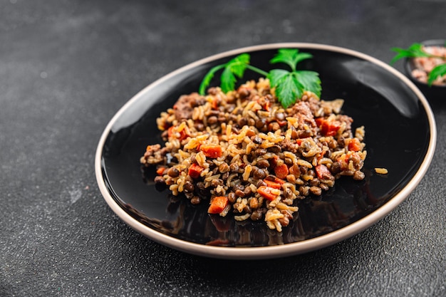 arroz con lentejas y verduras frescas alimentación saludable cocina aperitivo comida bocadillo en la mesa copia espacio fondo de comida rústico vista de arriba dieta ceto o paleo comida vegetariana vegana sin carne