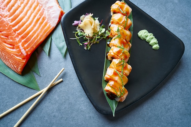 Arroz maki sushi com manga nori foie e cebola doce