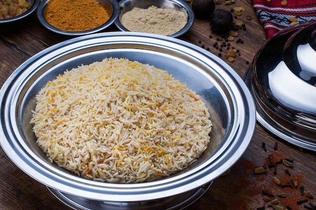 Arroz mandi simple biryani o sada pulao servido en un plato aislado en la vista superior de la mesa de comida árabe