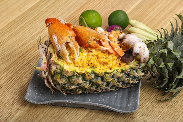 Foto arroz con mariscos en piña