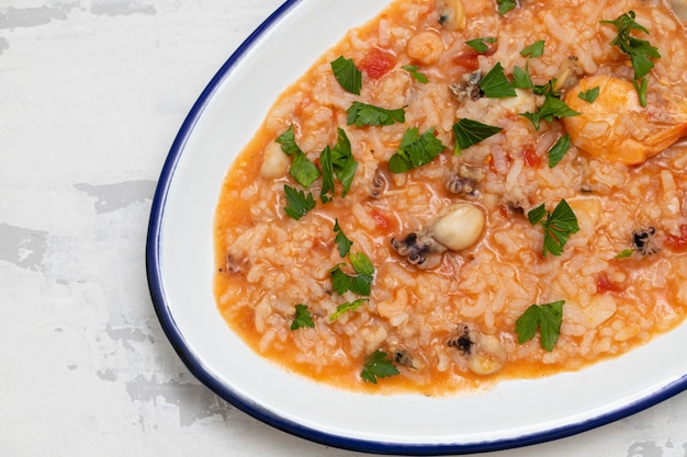 Arroz con mariscos en un plato blanco