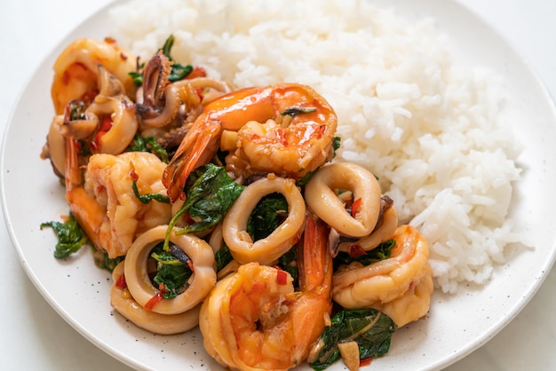 arroz y mariscos salteados con albahaca tailandesa