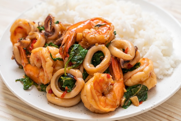 arroz y mariscos salteados (camarones y calamares) con albahaca tailandesa - estilo asiático