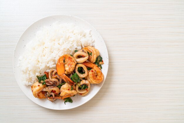 arroz y mariscos salteados (camarones y calamares) con albahaca tailandesa - estilo asiático