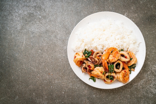 arroz y mariscos salteados (camarones y calamares) con albahaca tailandesa - estilo asiático