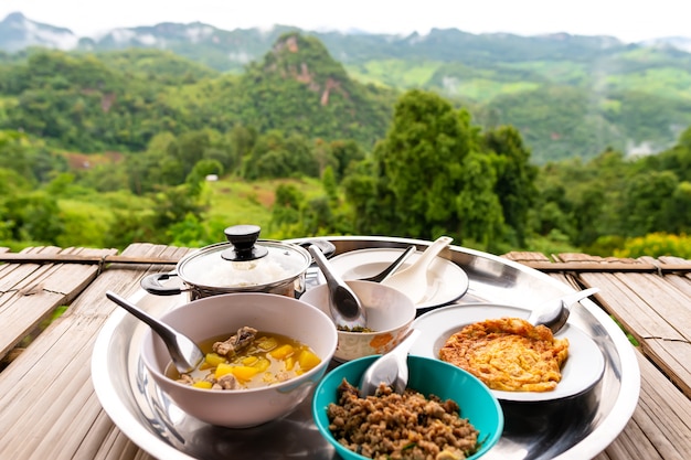 Arroz en medio de la naturaleza, provincia de mae hong son