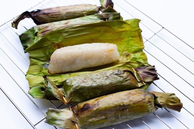 Arroz meloso a la plancha en hojas de plátano con relleno de plátano