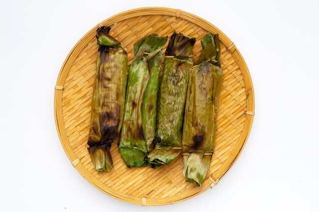 Arroz meloso a la plancha en hojas de plátano con relleno de plátano