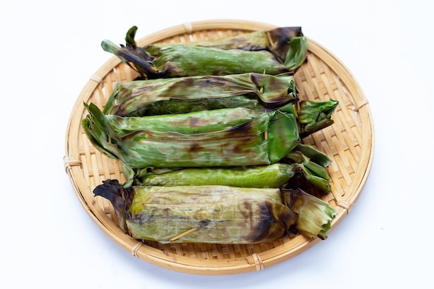 Arroz meloso a la plancha en hojas de plátano con relleno de plátano