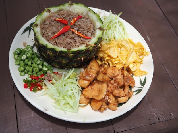 Arroz mezclado con pasta de camarones es comida tailandesa