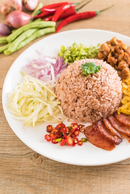 Arroz misturado com pasta de camarão