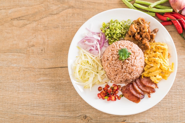 Arroz misturado com pasta de camarão