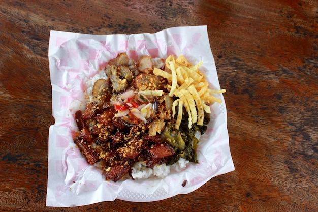 Arroz mixto de cerdo muy sabroso en una mesa de madera