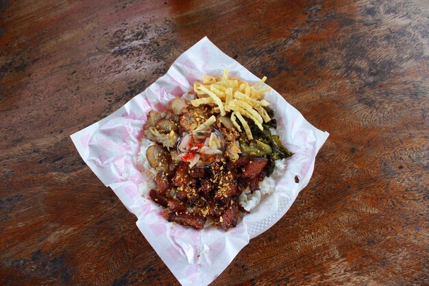 Arroz mixto de cerdo muy sabroso en una mesa de madera