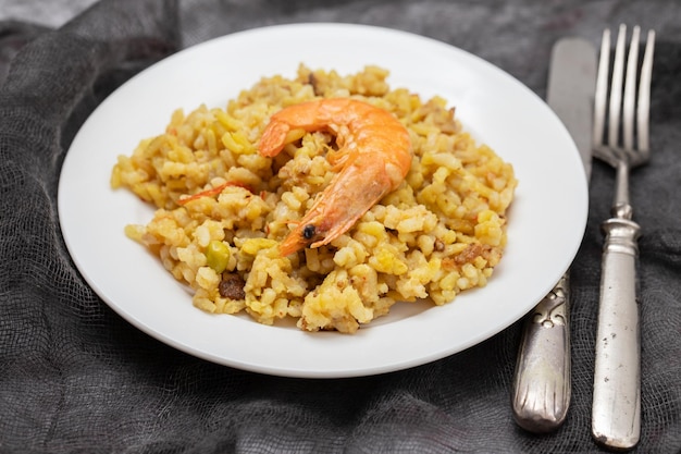 Arroz mixto con marisco en plato blanco pequeño