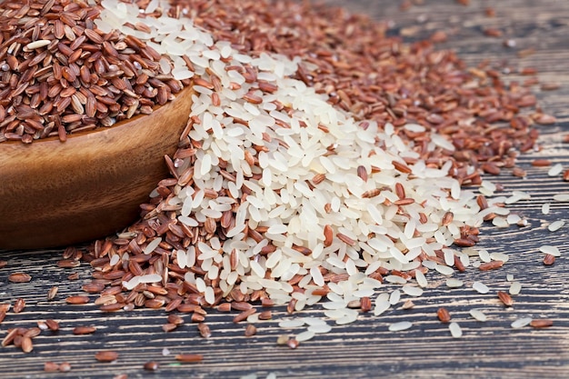 Arroz mixto de varios tipos antes de cocinar, arroz mezclado al vapor y arroz integral rojo sin pelar