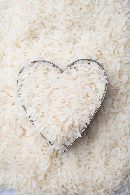 Arroz na tigela de coração com arroz branco