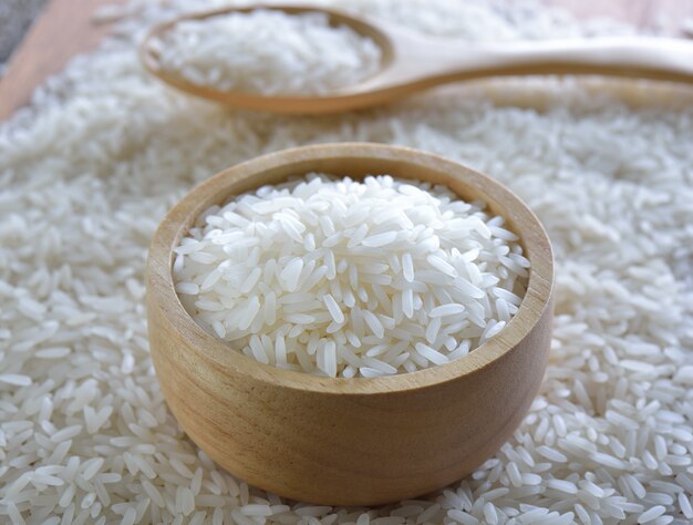 Arroz na tigela de madeira