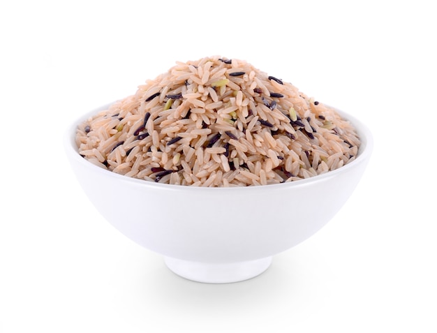 arroz na tigela, isolado no branco