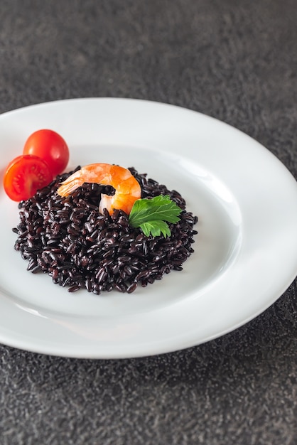 Arroz negro con camarones