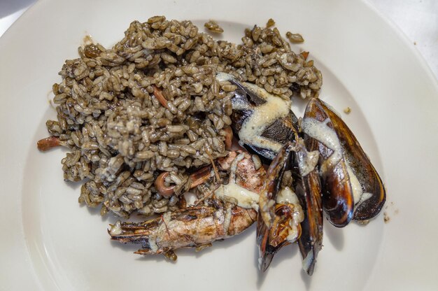 Arroz negro con mariscos en plato