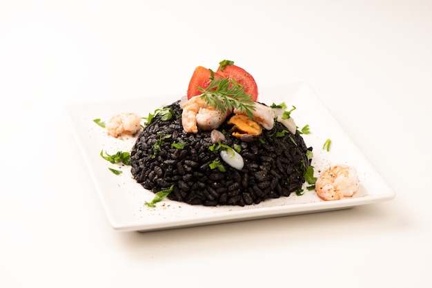 Arroz negro con sepia sobre fondo blanco cerrar