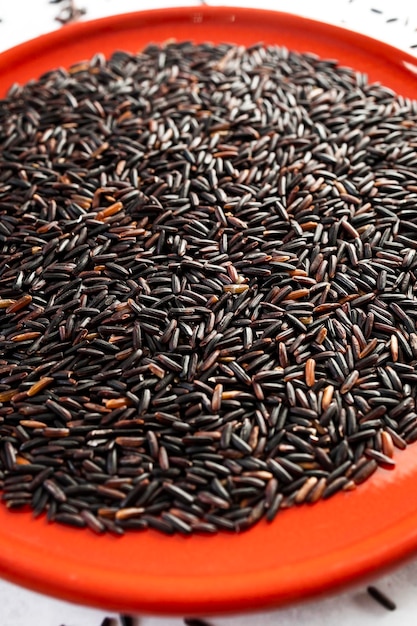 Arroz negro, también conocido como arroz morado o arroz prohibido.