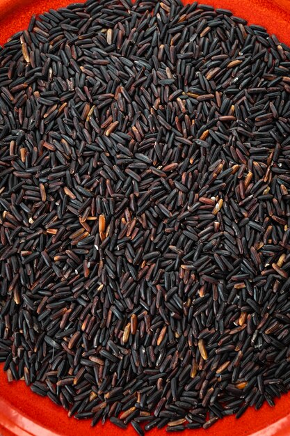 Arroz negro, también conocido como arroz morado o arroz prohibido.