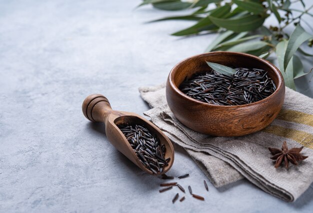 Arroz negro en un tazón de madera con una cuchara