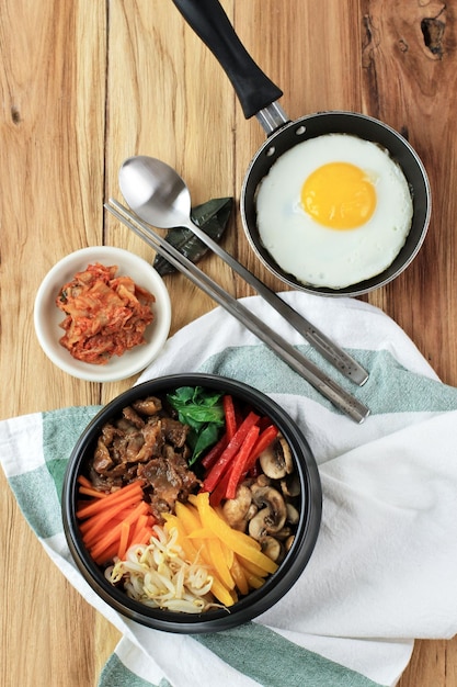 Arroz nixed coreano Bibimbap com arroz de legumes e ovo servido com kimchi