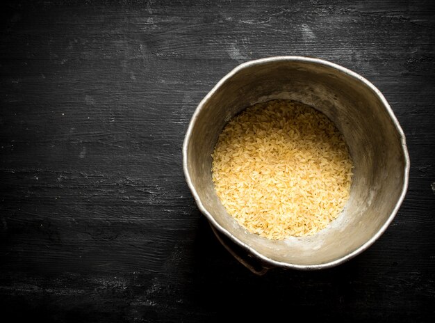 Arroz en una olla vieja