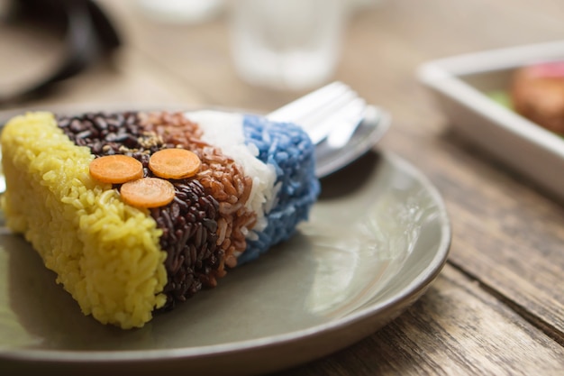 Arroz orgânico colorido asiático saudável na mesa no restaurante