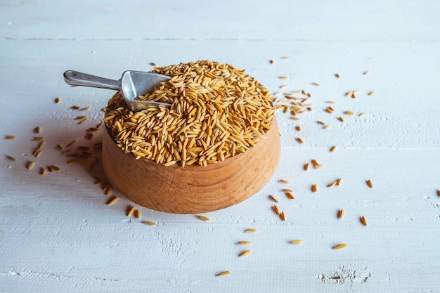 Arroz orgánico en una mesa de madera