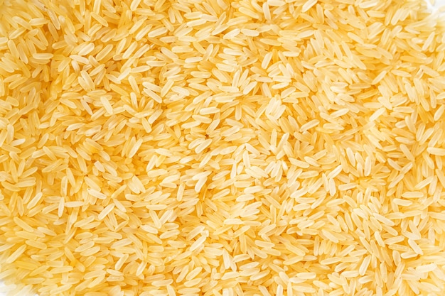 Arroz orgánico sobre blanco.